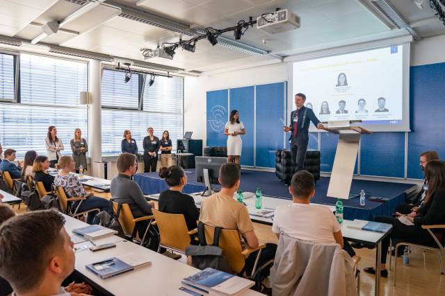 <p><em>The department's team introducing itself to the students of the Betriebswirtschaft Online degree program. Photo: MCI-Geisler</em></p>