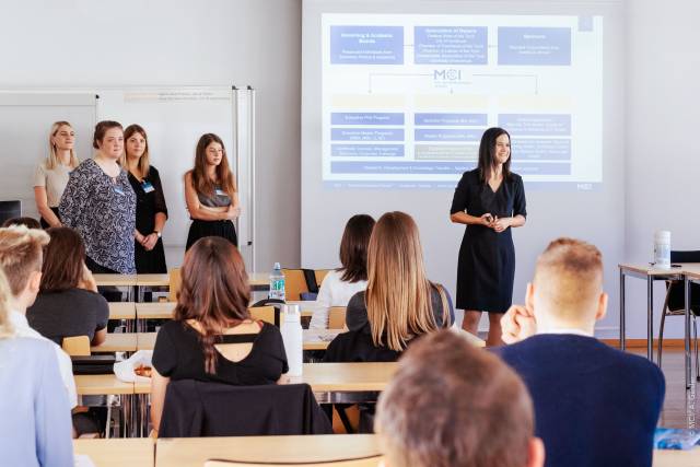 <p><em>Maria Pammer and the team from the BWLO Department introduce themselves to the students of the Corporate Governance & Finance Online degree program. Photo: MCI-Geisler</em></p>