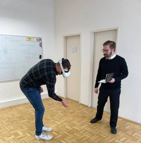 <p><em>BWLO-Studierende beim Testen von VR-Brillen. © MCI/Bierwisch</em></p>