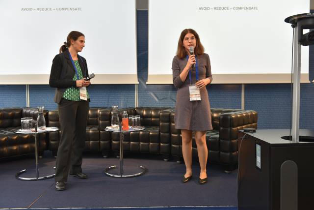 <p><em>Renate Windbichler und Julia Waldegger bei der Vorstellung des errechneten Carbon Footprint der Konferenz. Foto: MCI/Koller </em></p>