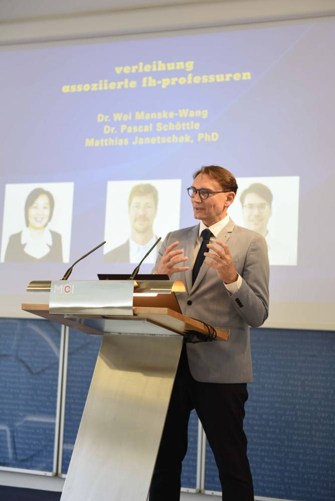 <p>Studiengangsleiter Prof. Dr. Peter Mirski bei der Verleihung der MCI Associate Professur Foto: MCI</p>