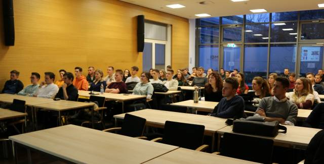 <p>Die Studierenden des MCiT Jahrgangs 2019 hatten im Zuge der LV Wirtschaftsinformatik die Möglichkeit, Kurt Pikl zu treffen. </p>