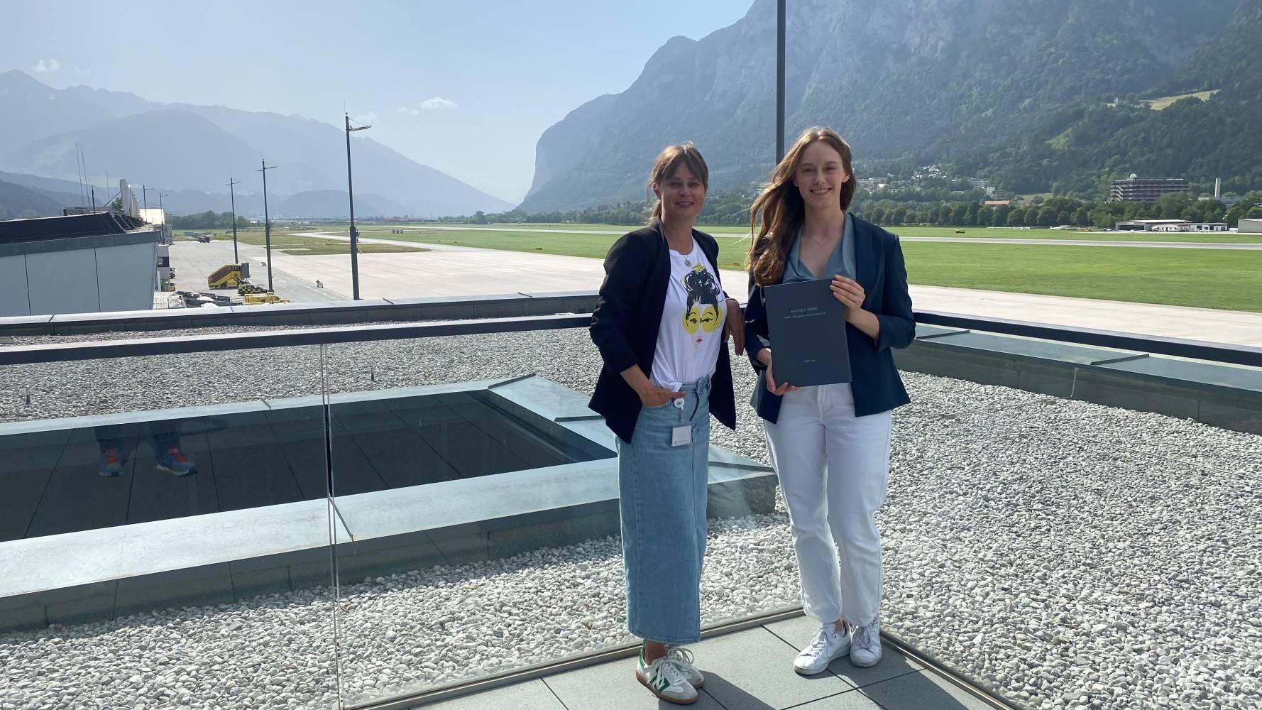 <p>v.l.n.r.: Nicole Kehle, PR Sprecherin Flughafen Innsbruck und Management, Communication & IT Alumna Isabel Auer am Flughafen Innsbruck. © Isabel Auer</p>