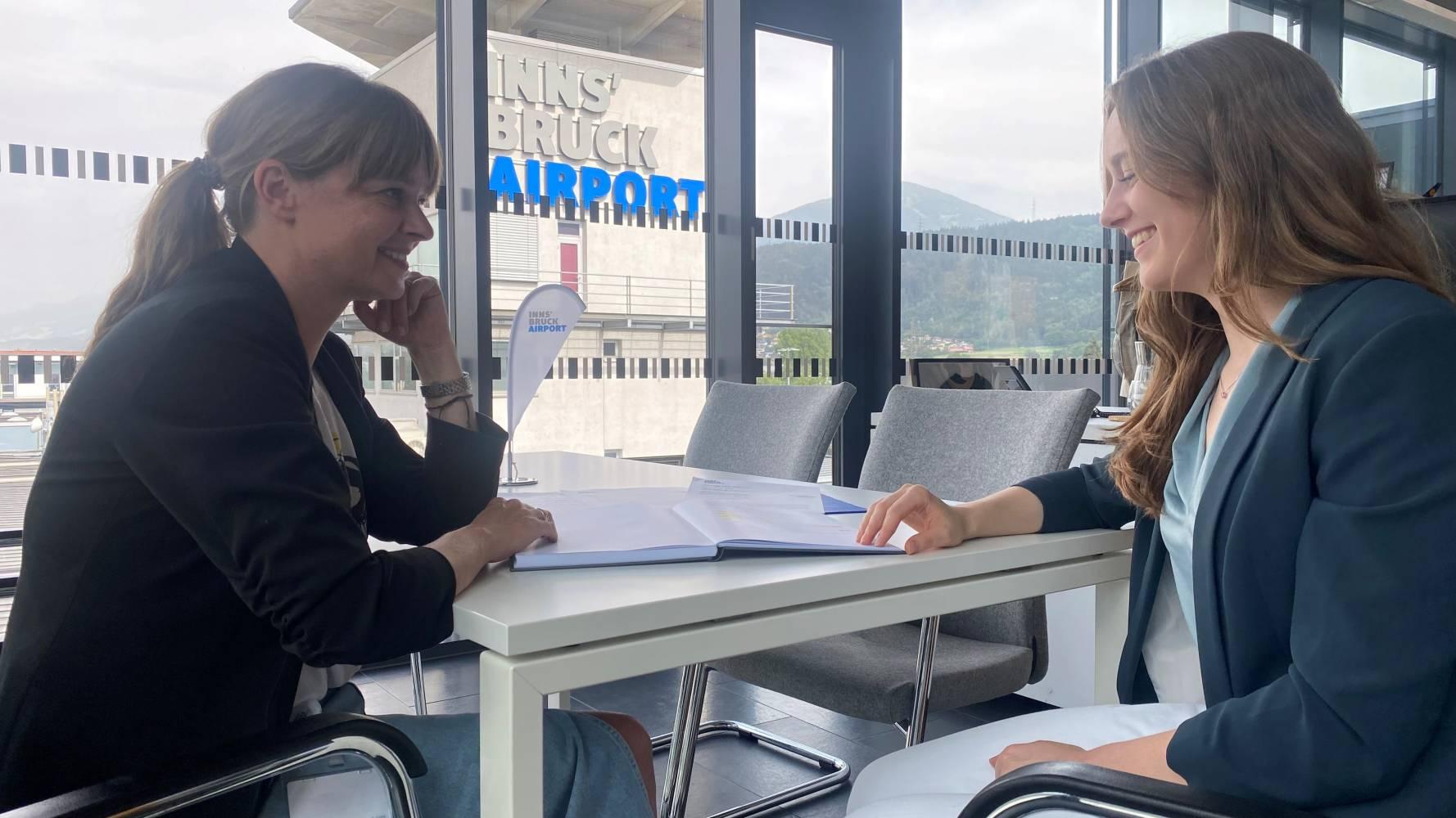 <p>Nicole Kehle MSc, Press Officer at Innsbruck Airport, and MCiT master's graduate Isabel Auer are delighted with the exciting research results. © Isabel Auer</p>