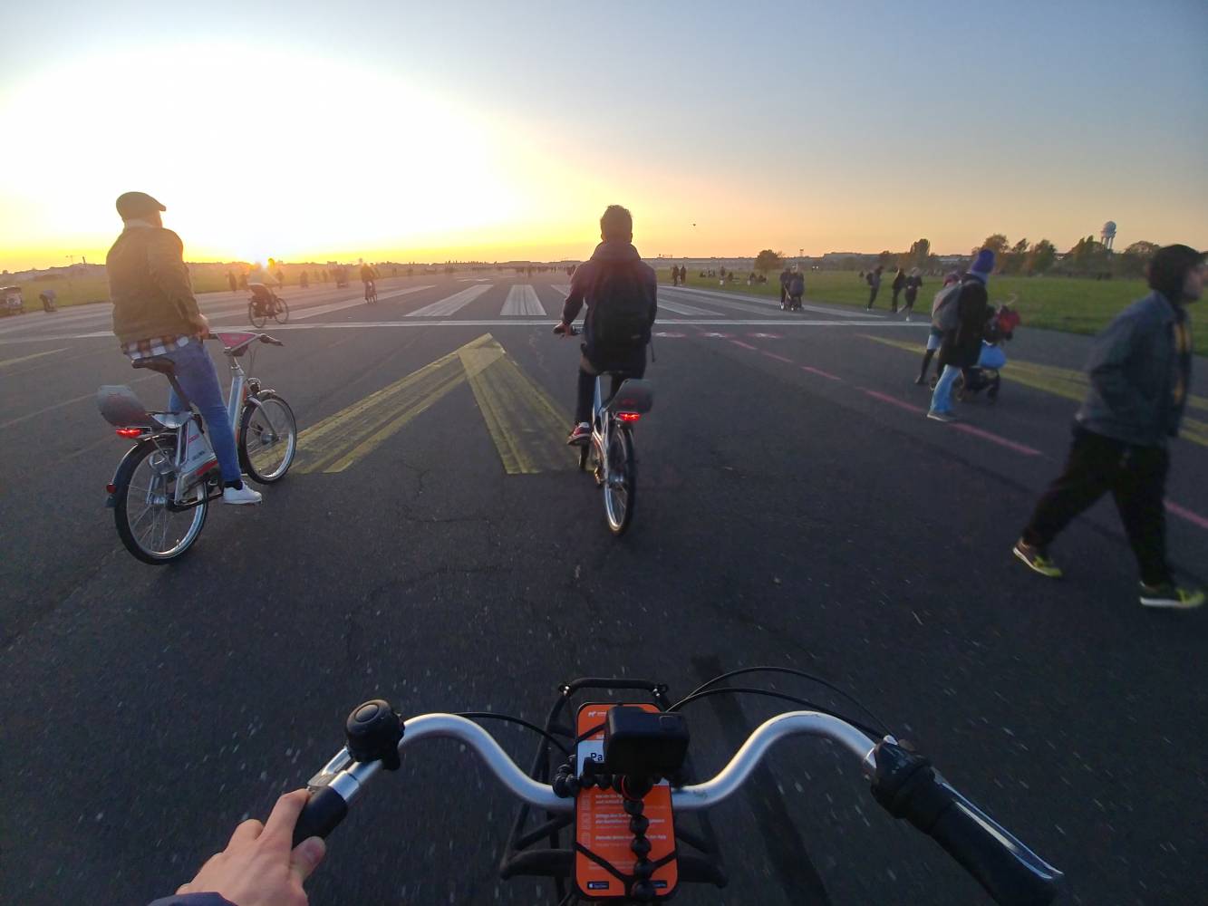 <p>Mit dem Citybike zum Sonnenuntergang am Tempelhofer Feld. Foto: Bernhard Auer</p>