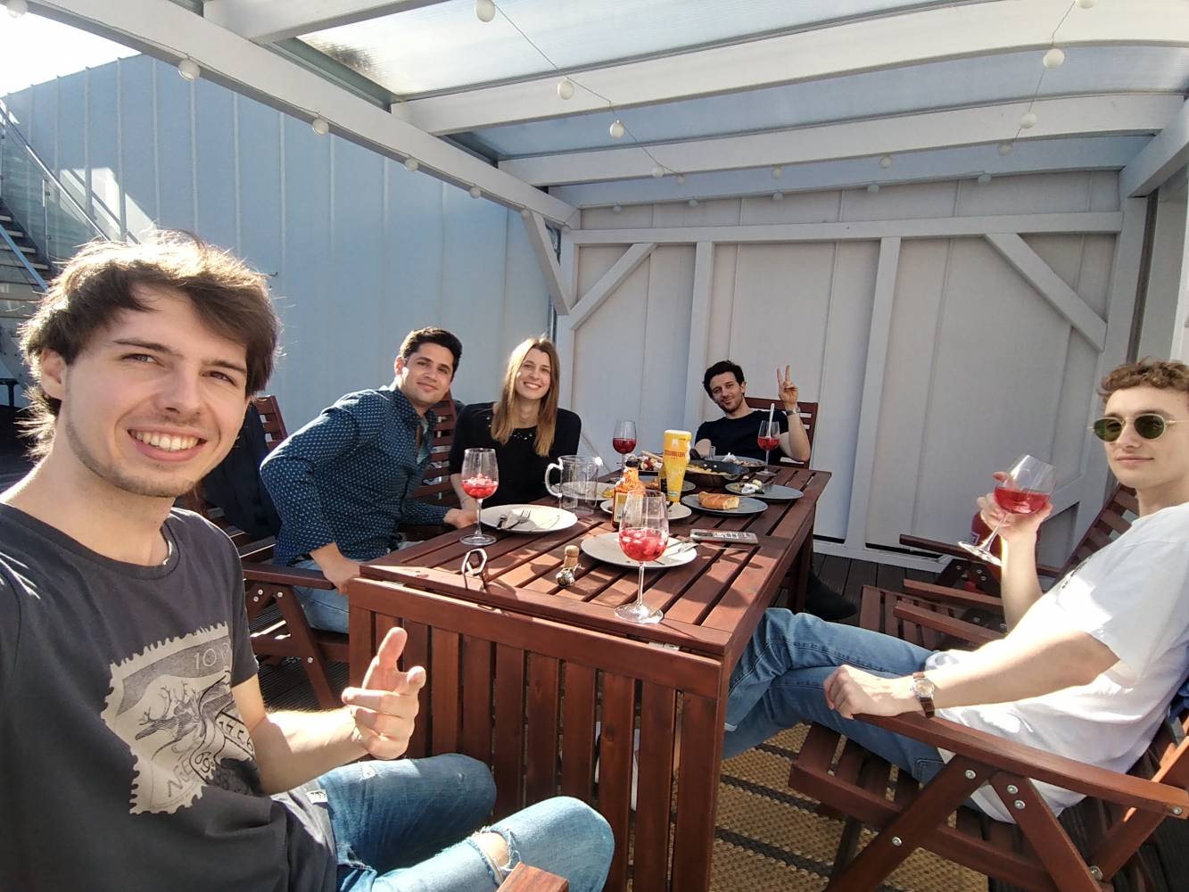 <p>DiBSE Student Bernhard Auer genießt das WG-Leben inkl. gemütlicher Grillerei auf der Terrasse. Foto: Bernhard Auer</p>