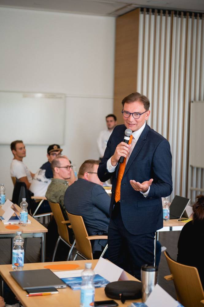 <p>DiBSE Kick-off Event Jahrgang 21: Studiengangsleiter Peter J. Mirski. Foto: Arno Rottensteiner</p>