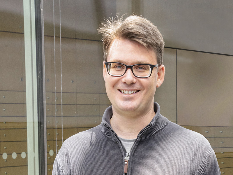 <p>Seit nunmehr drei Jahren zählt Assoc. Prof. Matthias Janetschek, PhD zu den Hauptlektoren im Bachelorstudiengang „Digital Business & Software Engineering“, kurz DiBSE. Er gilt als Experte im Bereich praktische Softwareentwicklung und ist maßgeblich an der Gestaltung des Studiengangs beteiligt. Foto: MCI</p>