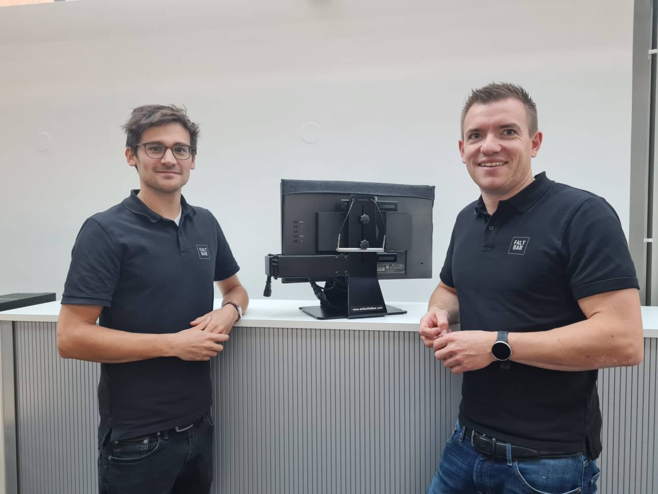 The two friends Benedikt Schuhwerk and Stephan Birkmaier start their own business with Faltbar, a portable multi-monitor system for mobile working.