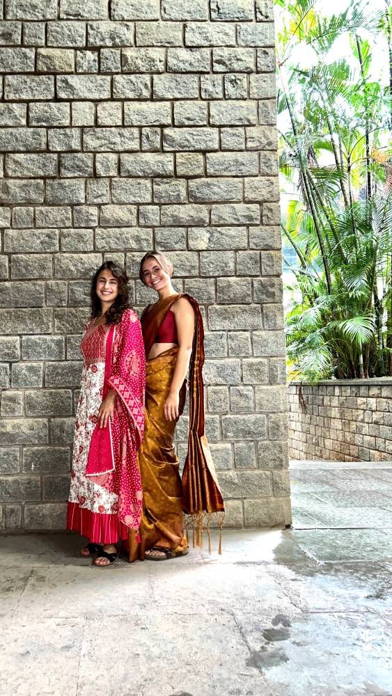 <p>Viktoria Weinberger und Beatrix Doreen Escherich berichten von ihrem ausßergewöhnlichen Auslandssemester am Indian Institute of Management, Bangalore. © Viktoria Weinberger</p>