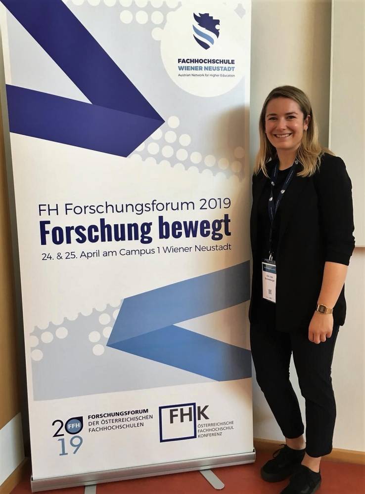 <p>MCiT Absolventin Elisabeth Schneeberger, BA beim Forschungsforum 2019 in Wiener Neustadt</p>