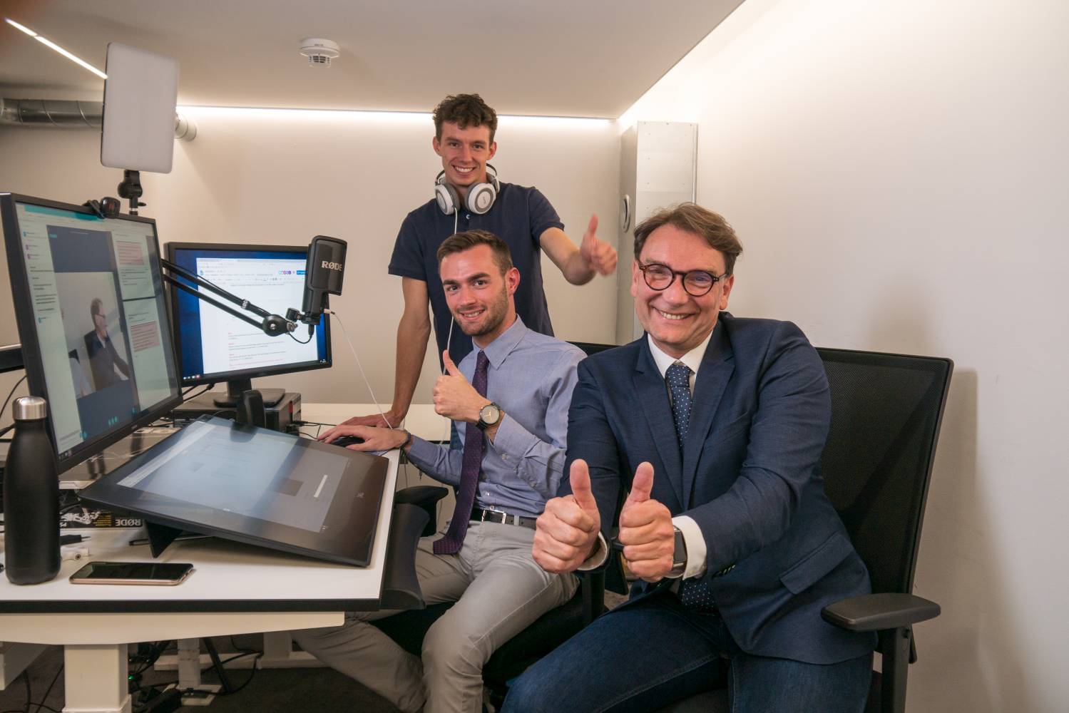 Studiengangsleiter Peter Mirski mit zwei seiner Masterstudenten. Foto: MCI