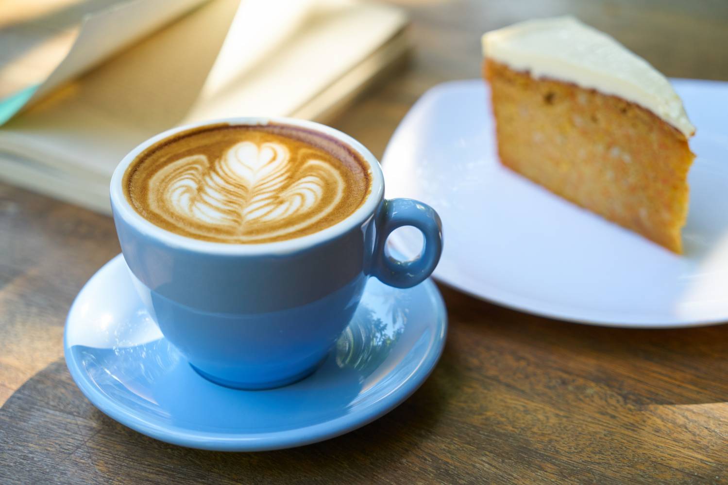 <p>Leckerer Kuchen, cremiger Cappuccino und eine gemütliche Atmosphäre in einem unserer Lieblingscafés</p>