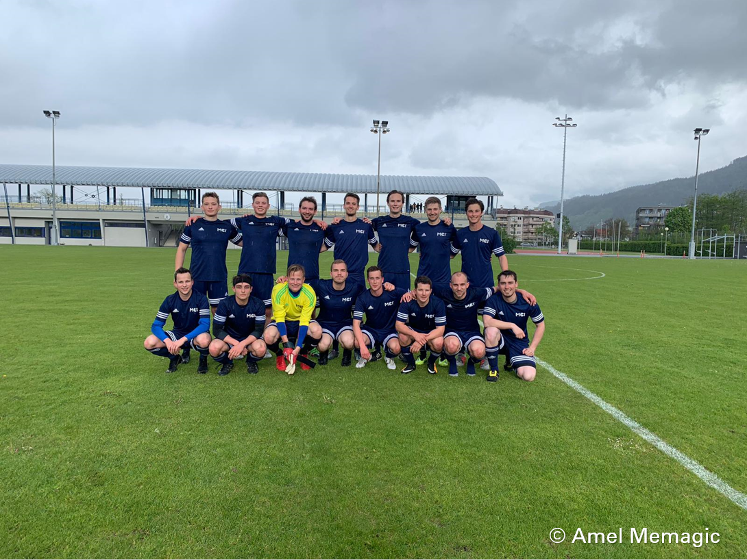 <p>Das Fußballteam des MCI bei der diesjährigen „Tiroler Akademischen Meisterschaft Fußball“</p>