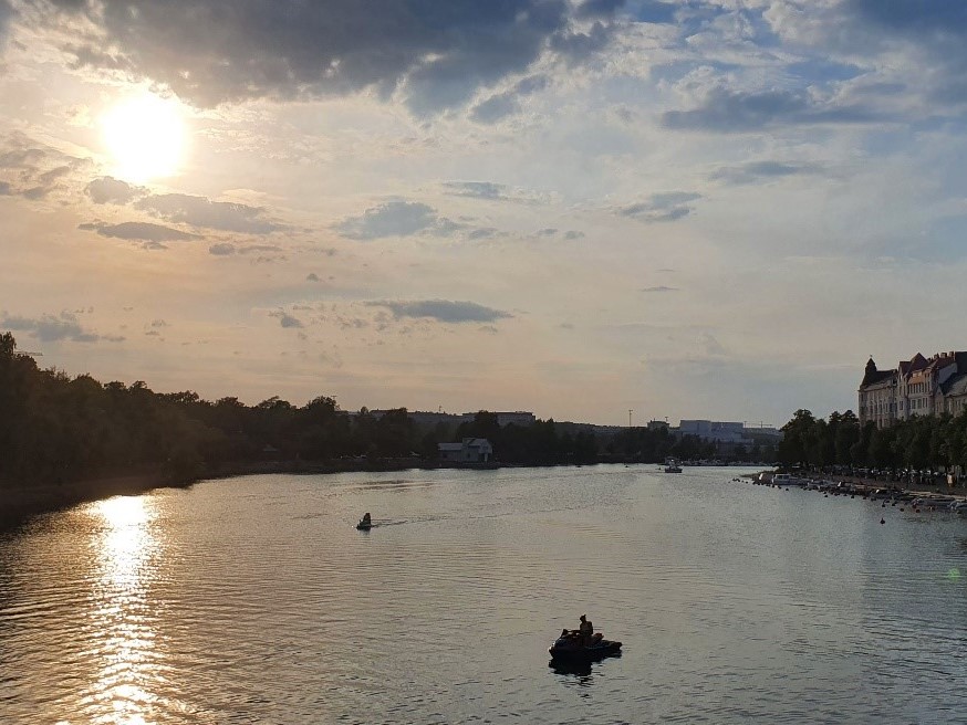 <p>Spaziergang in der Abendsonne Helsinkis. Foto: ©Grander & Frommelt</p>