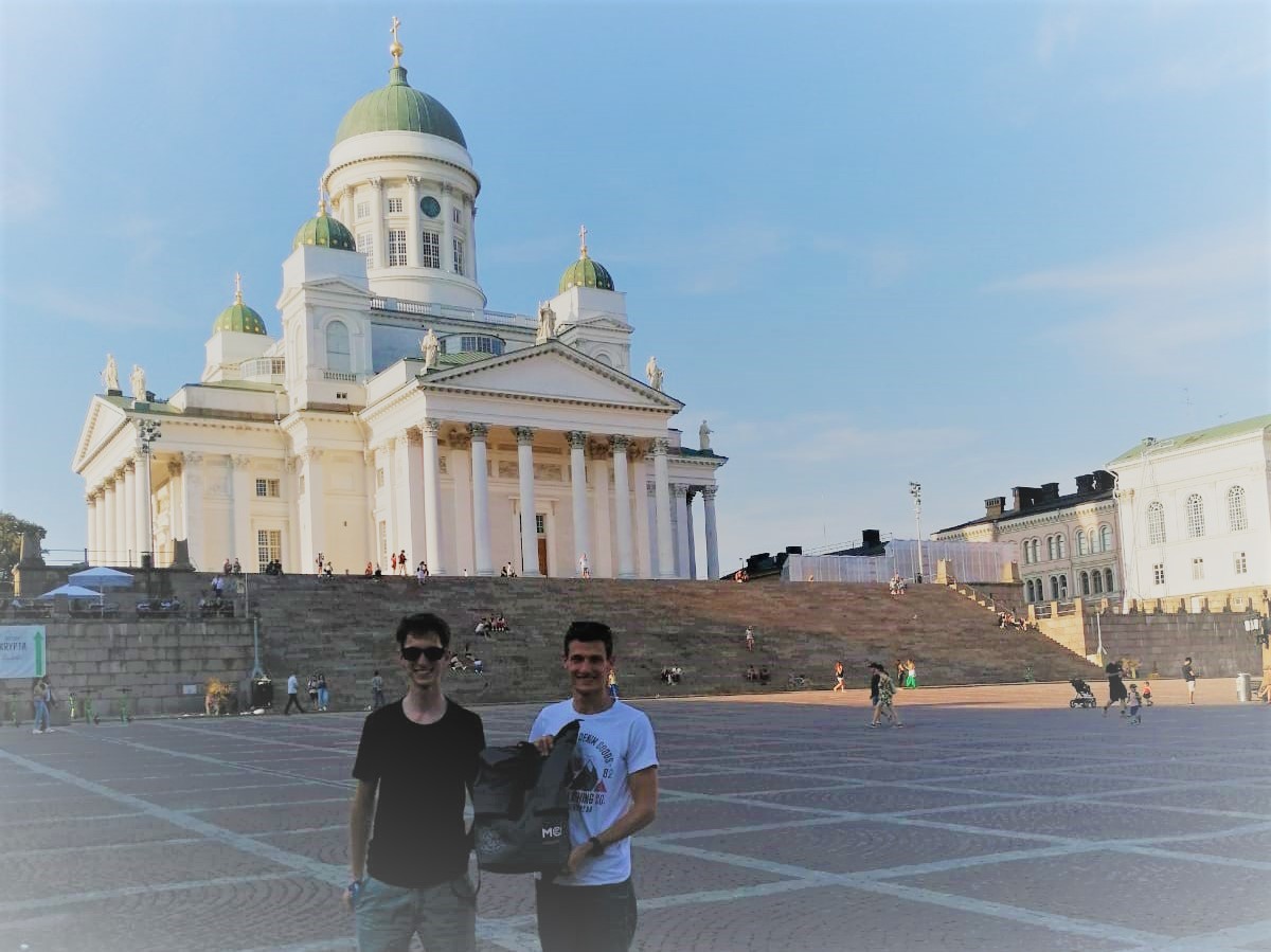 <p>Unsere Studierenden David Frommelt und Jakob Grander vor dem Dom in Helsinki mit MCI Merchandise im Gepäck. Foto: ©Grander & Frommelt</p>