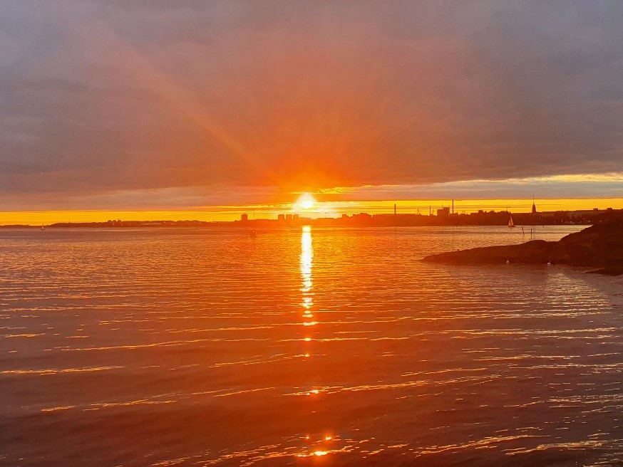 <p>Beeindruckender Sonnenuntergang auf der Insel Suomenlinna. Foto: ©Grander & Frommelt</p>