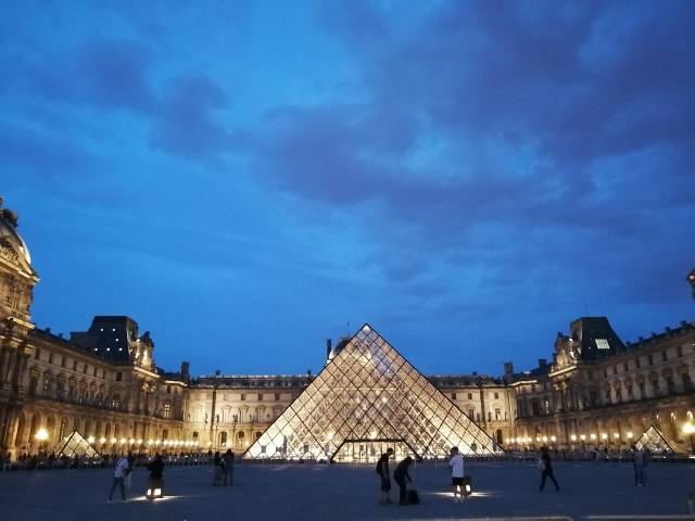 <p><em>Louvre in Paris. Foto: Lea Stelzer </em></p>