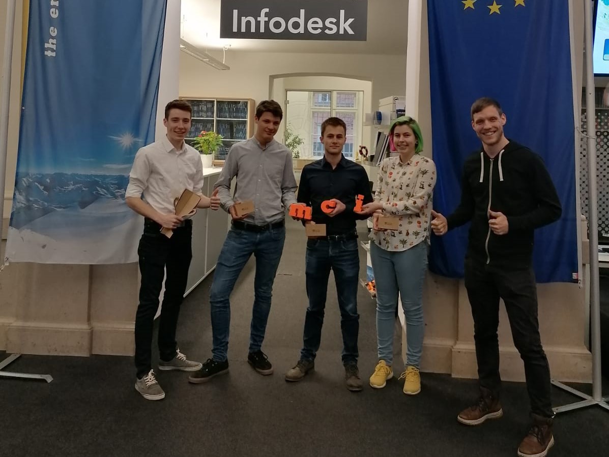 <p><em>Die Gewinner des Zweigs Medizintechnik von links nach rechts: Martin Drexler, Christoph Raggl, Marcel Christian Baldemair, und Carina Gögele gemeinsam mit Lektor Bernhard Hollaus.</em></p><p><em> </em></p><p><em> </em></p>