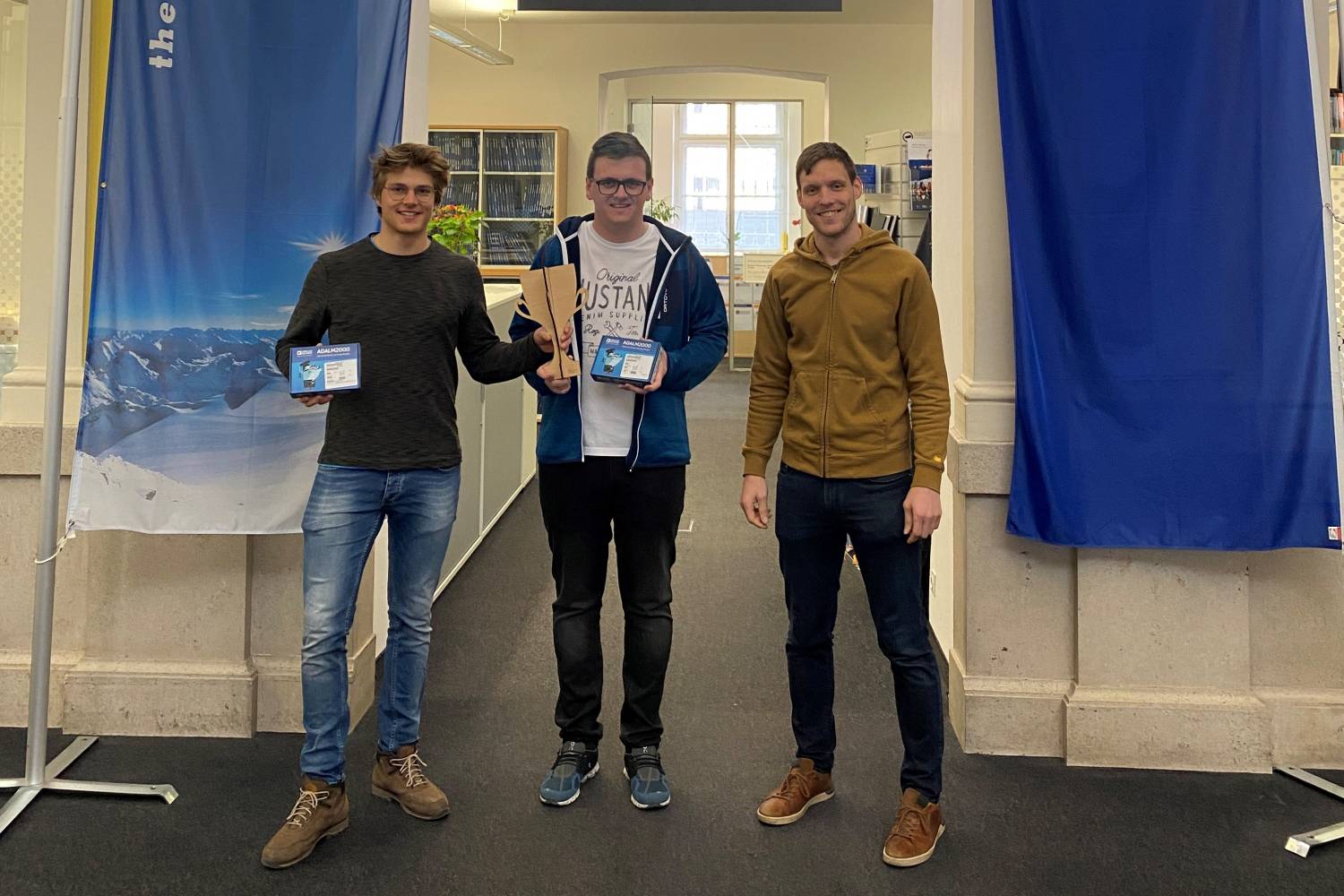 <p><em>The winners in electrical engineering Christoph Oberladstätter (left) and Lukas Juen (middle) witch lecturer Bernhard Hollaus (right).</em></p>