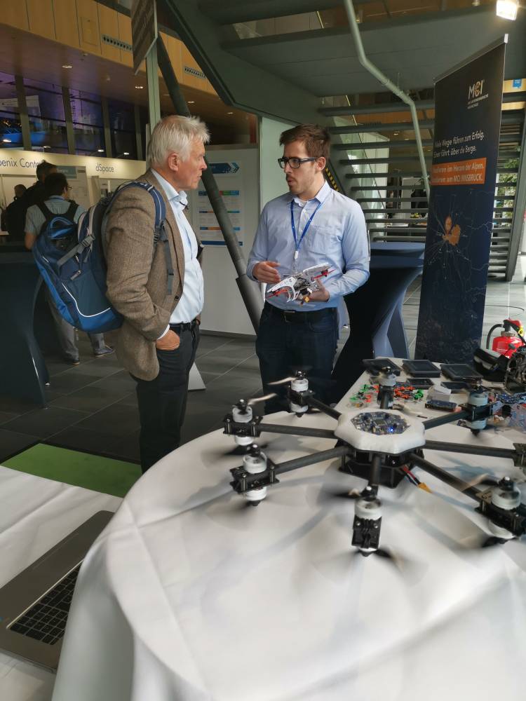 <p><em>Herr Kroner W. im Gespräch mit Schmidt M. über die Einsatzmöglichkeiten von Multicopter-Systemen. Foto: MCI<br /></em></p><p><em> </em></p>