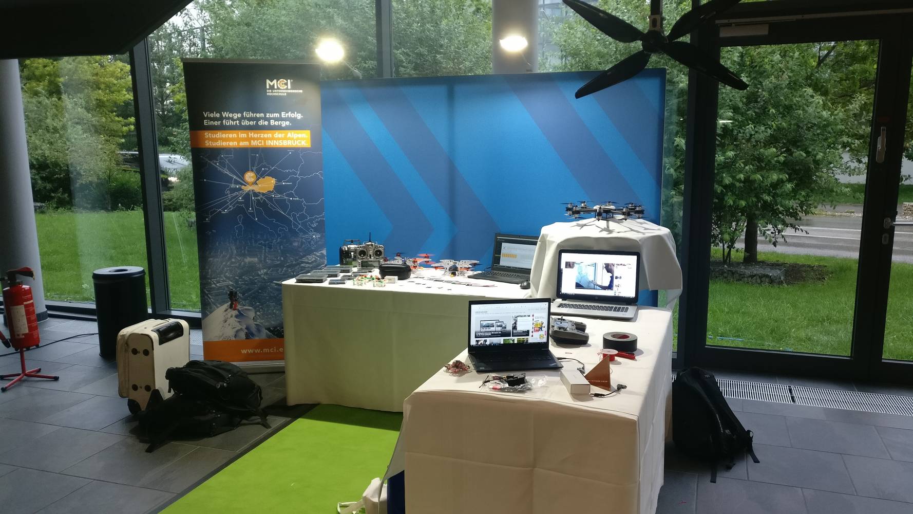 <p><em>Der aufgebaute Messestand des MCI und Infineon Technologies. Foto: MCI<br /></em></p>