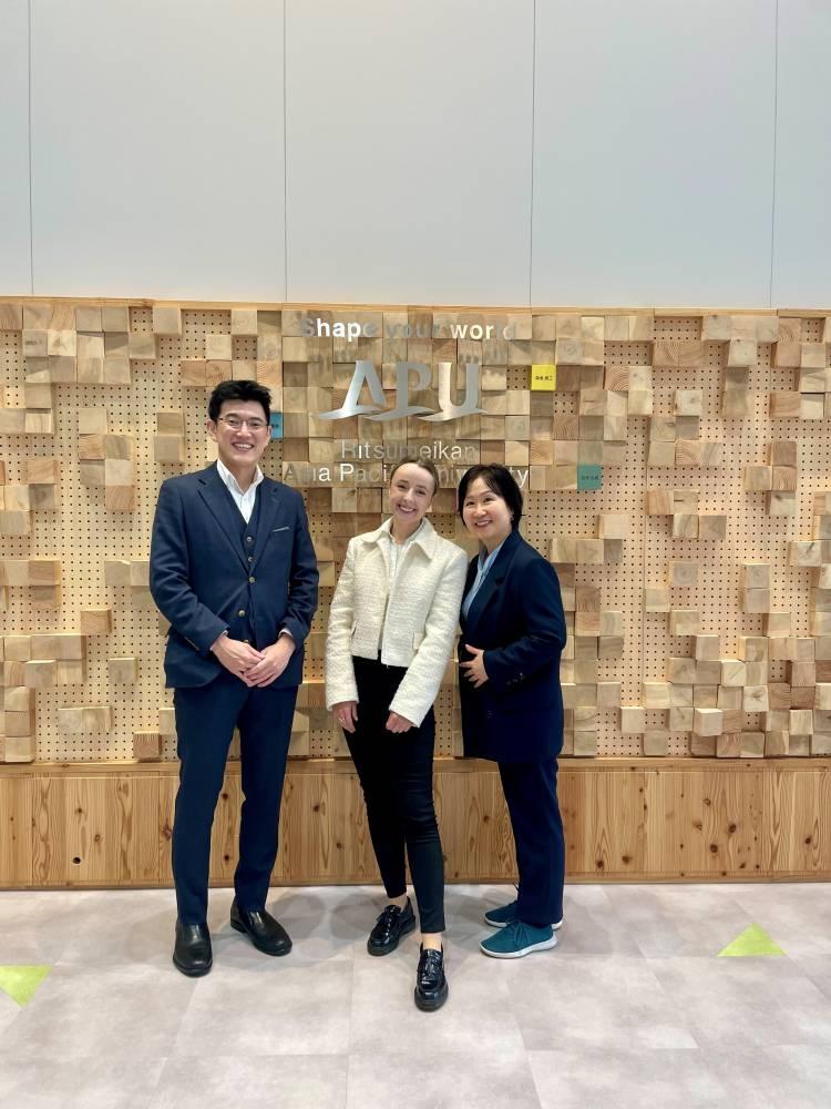 <p>Desiree Wieser with Professor Yoshiki Shinohara, APU (left) and Professor Rebecca Chunghee Kim, NUCB (right) on the APU campus ©MCI</p>