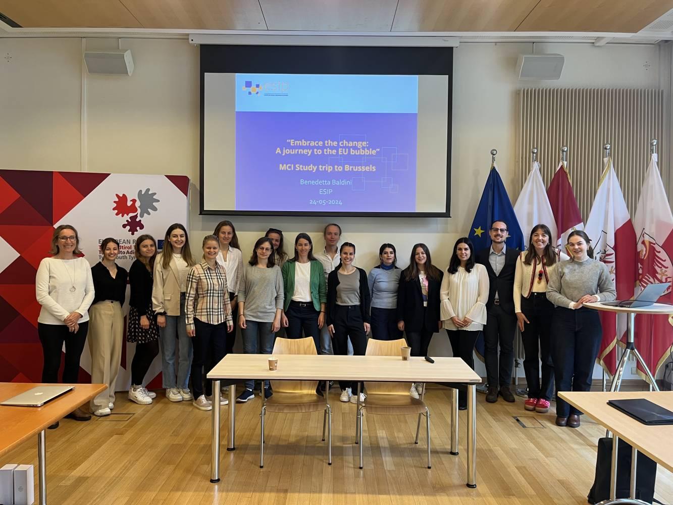 <p>Students with the guest speakers at the EU Representation of the Province of Tyrol ©MCI</p>