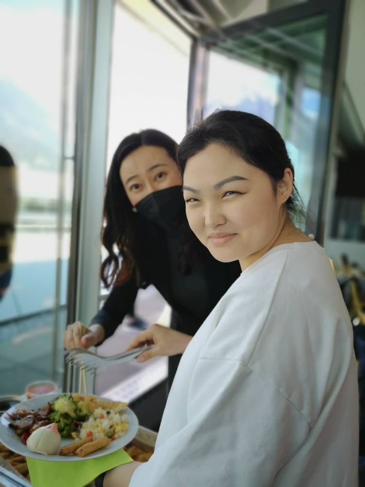 <p>Die Gäste der Veranstaltung genossen das chinesisches Buffet und Tee auf der MCI-Dachterrasse. Foto: MCI</p>