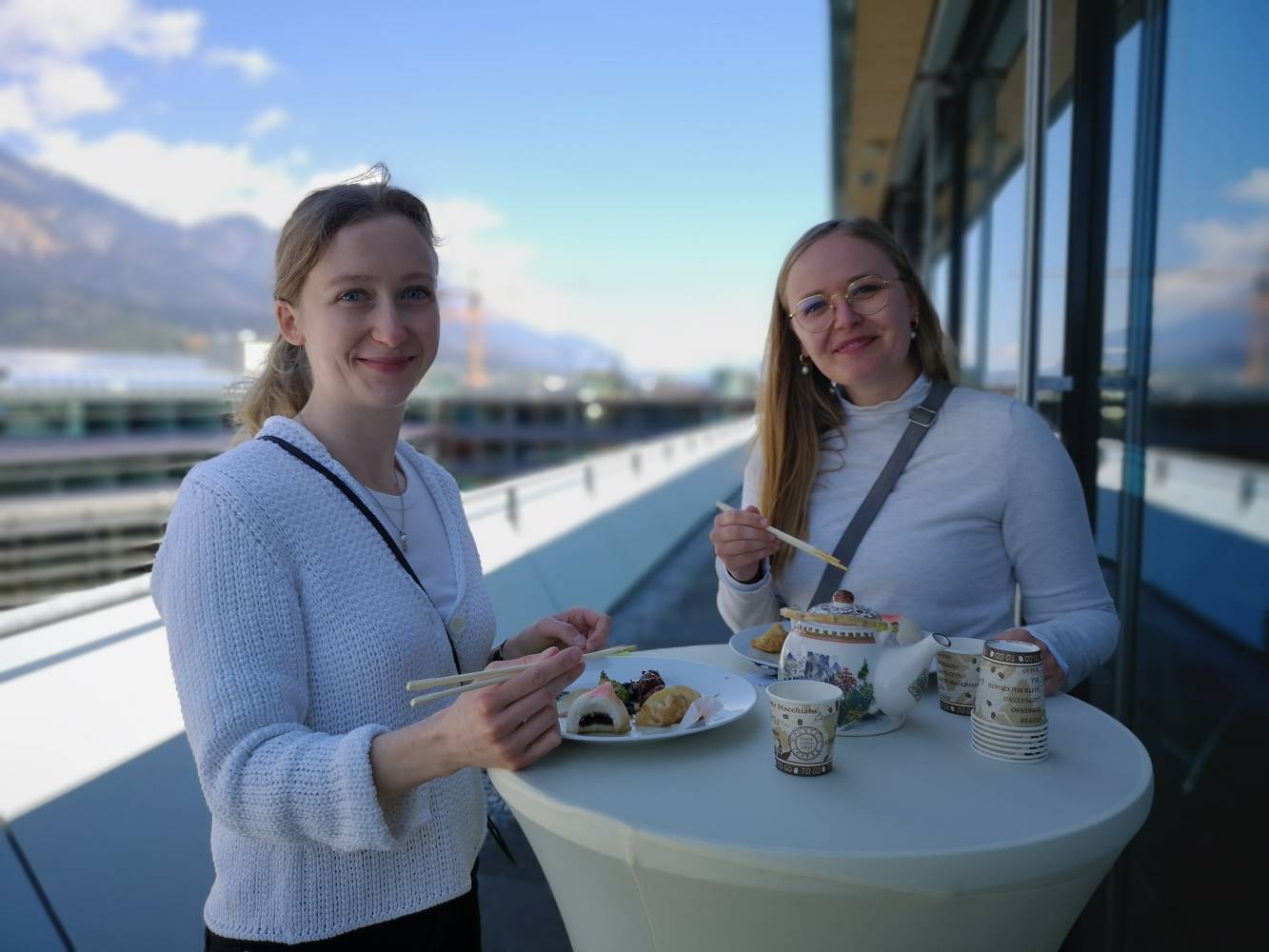 <p>Die Gäste der Veranstaltung genossen das chinesisches Buffet und Tee auf der MCI-Dachterrasse. Foto: MCI</p>