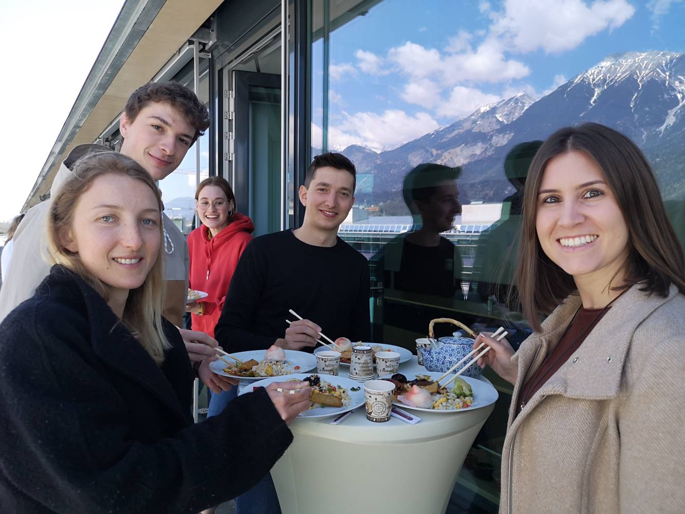 <p>Die Gäste der Veranstaltung genossen das chinesisches Buffet und Tee auf der MCI-Dachterrasse. Foto: MCI</p>