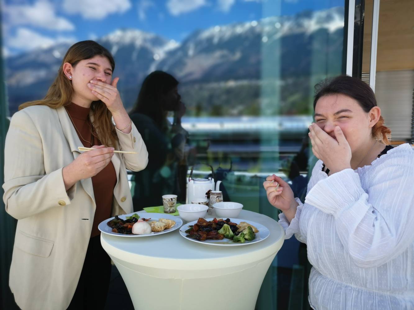 <p>Die Gäste der Veranstaltung genossen das chinesisches Buffet und Tee auf der MCI-Dachterrasse. Foto: MCI</p>