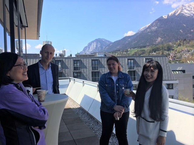 <p>Die Gäste der Veranstaltung genossen das chinesisches Buffet und Tee auf der MCI-Dachterrasse. Foto: MCI</p>