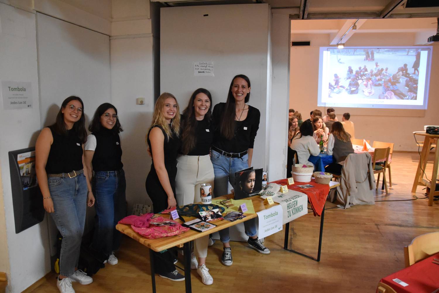 <p>The students organized a raffle with great prizes ©Joris Barel</p>