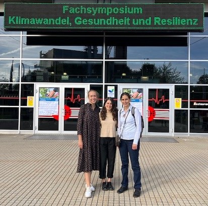 <p>MCI-Absolventin Katharina Weiss, Laura Schamberger (MCI - CHSI) & Renate Windbichler (MCI - NSGM) beim Fachsymposium „Klimawandel, Gesundheit und Resilienz“. ©MCI</p>