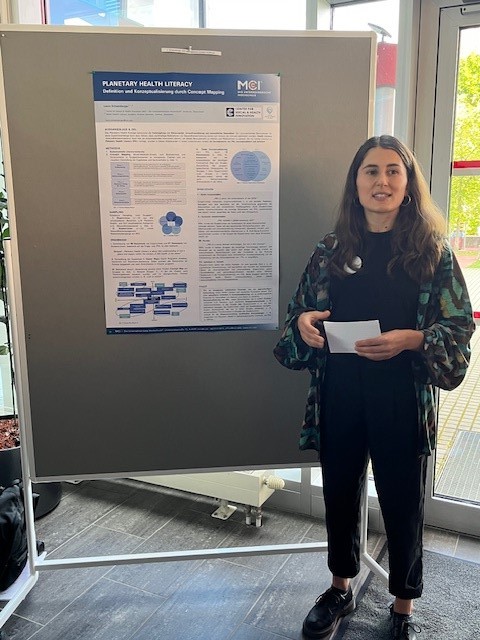 <p>Laura Schamberger (MCI - CHSI) presented her thesis on Planetary Health Literacy in the form of a poster presentation at the symposium. ©MCI</p>