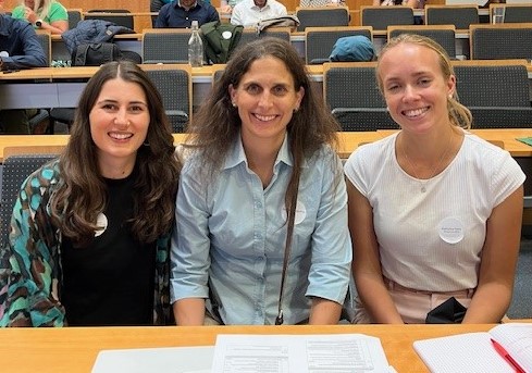 <p>Laura Schamberger (MCI - CHSI), Renate Windbichler (MCI - NSGM) & MCI-Absolventin Katharina Weiss beim Fachsymposium „Klimawandel, Gesundheit und Resilienz“. ©MCI</p>