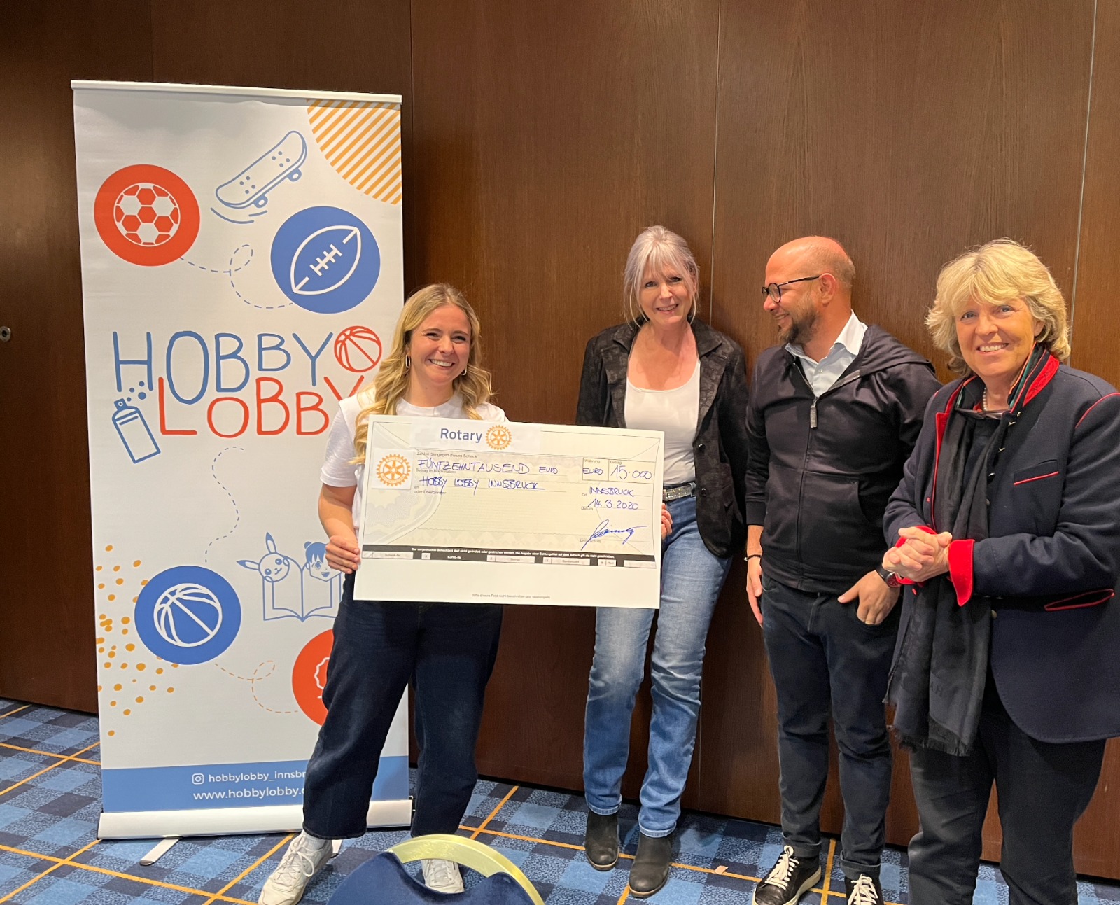 <p><em>v.l.n.r.: </em>Vera Maria Matzak (Hobby Lobby Innsbruck), Doris Steinmüller-Nethl (Sozialbeauftrage für Rotary Club Innsbruck Alpin), Christian Steinmayr (Präsident Rotary Club Innsbruck Alpin) und Karin Bauer (Rotary Club Innsbruck Alpin, Ass.-Gov. Tirol West). © Huber Rotary </p>