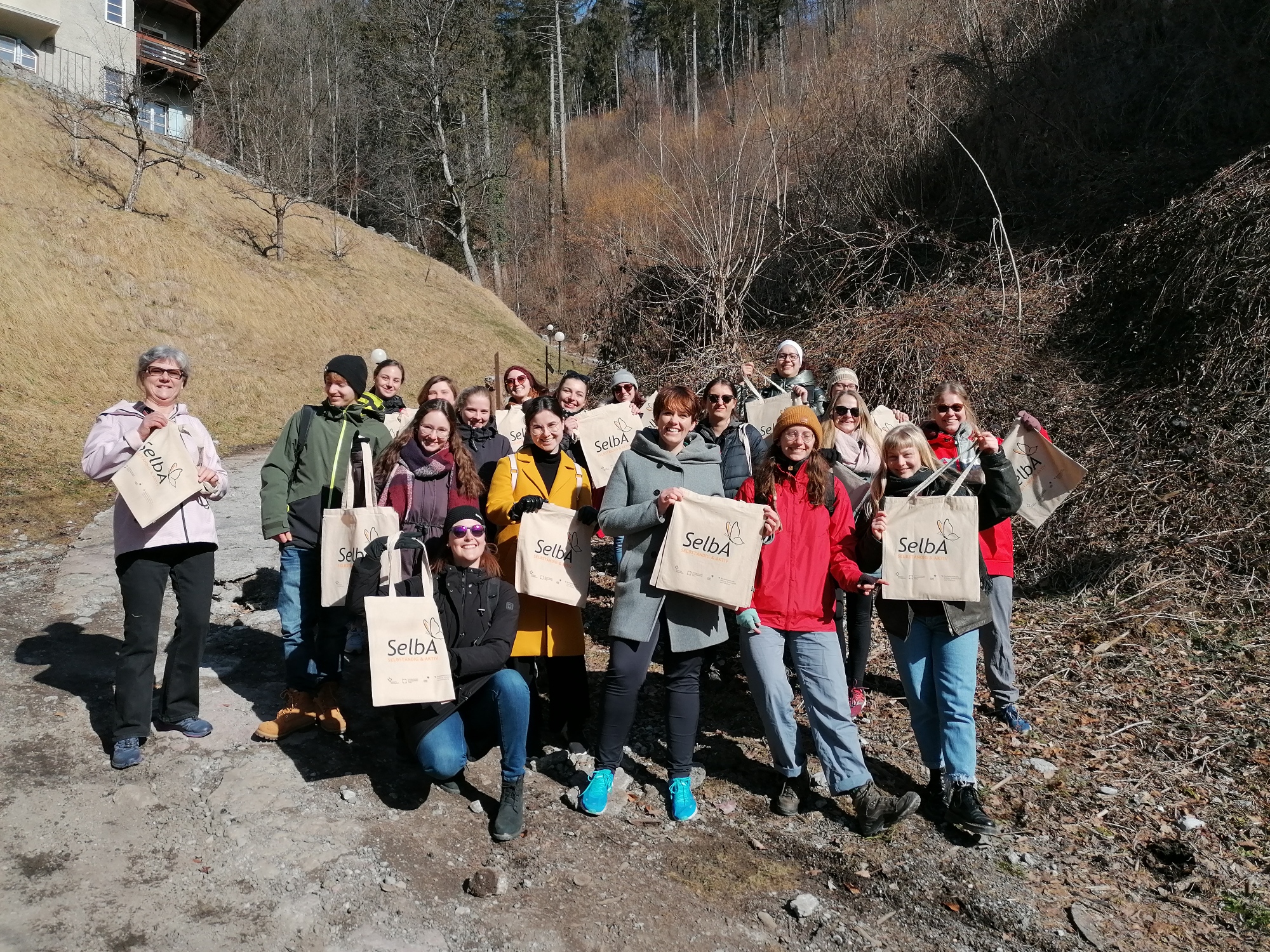 <p>Die Studierenden der Vertiefung Sozialmanagement mit Angelika Stegmayr, Leitung BILDUNG.gestalten - Diözese Innsbruck, und Lehrveranstaltungsleiterin Margit Schäfer. Foto: KBW Tirol/Stegmayr.</p>