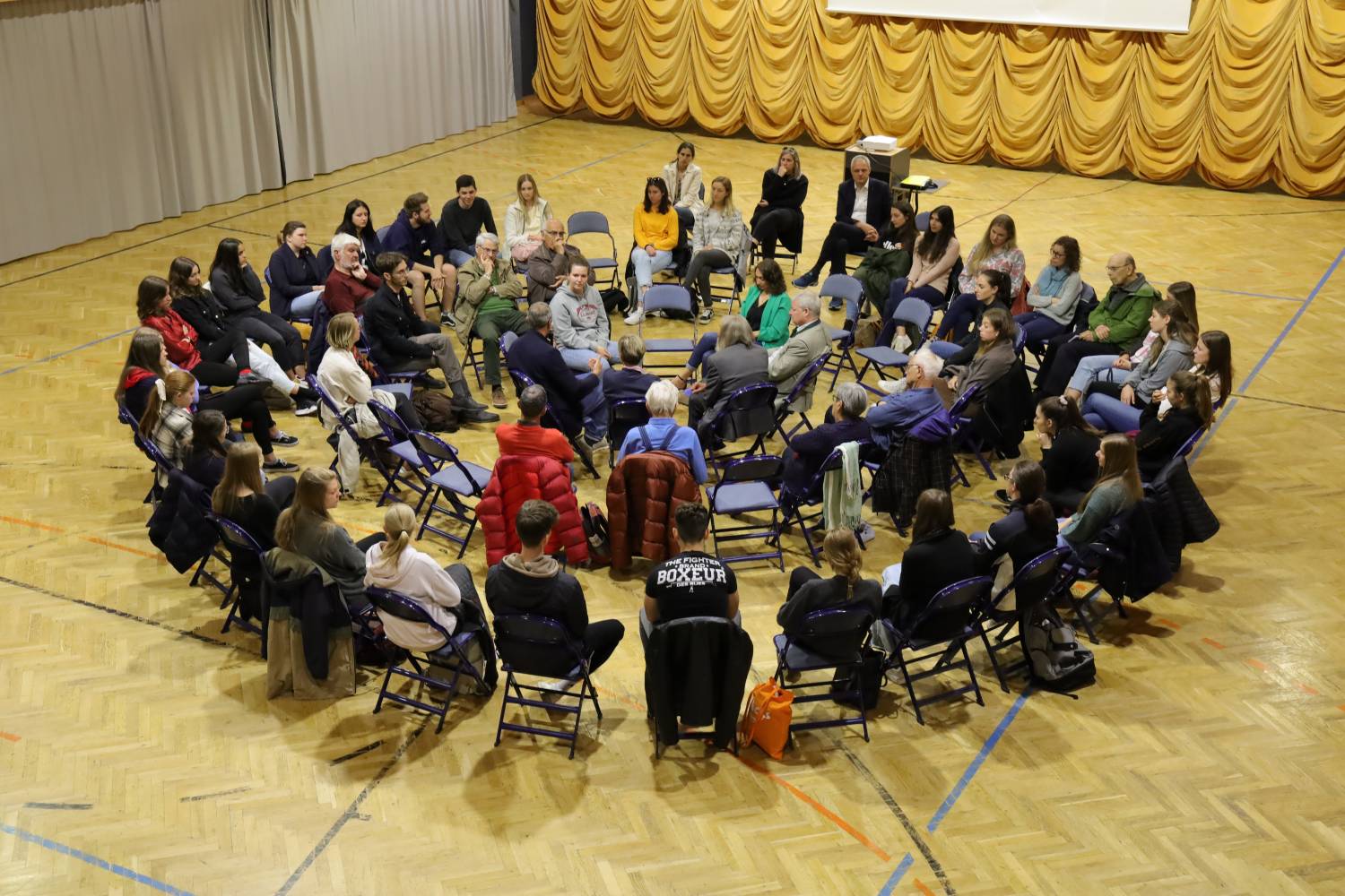 <p>Fishbowl discussion. Photo: MCI/Harner</p>