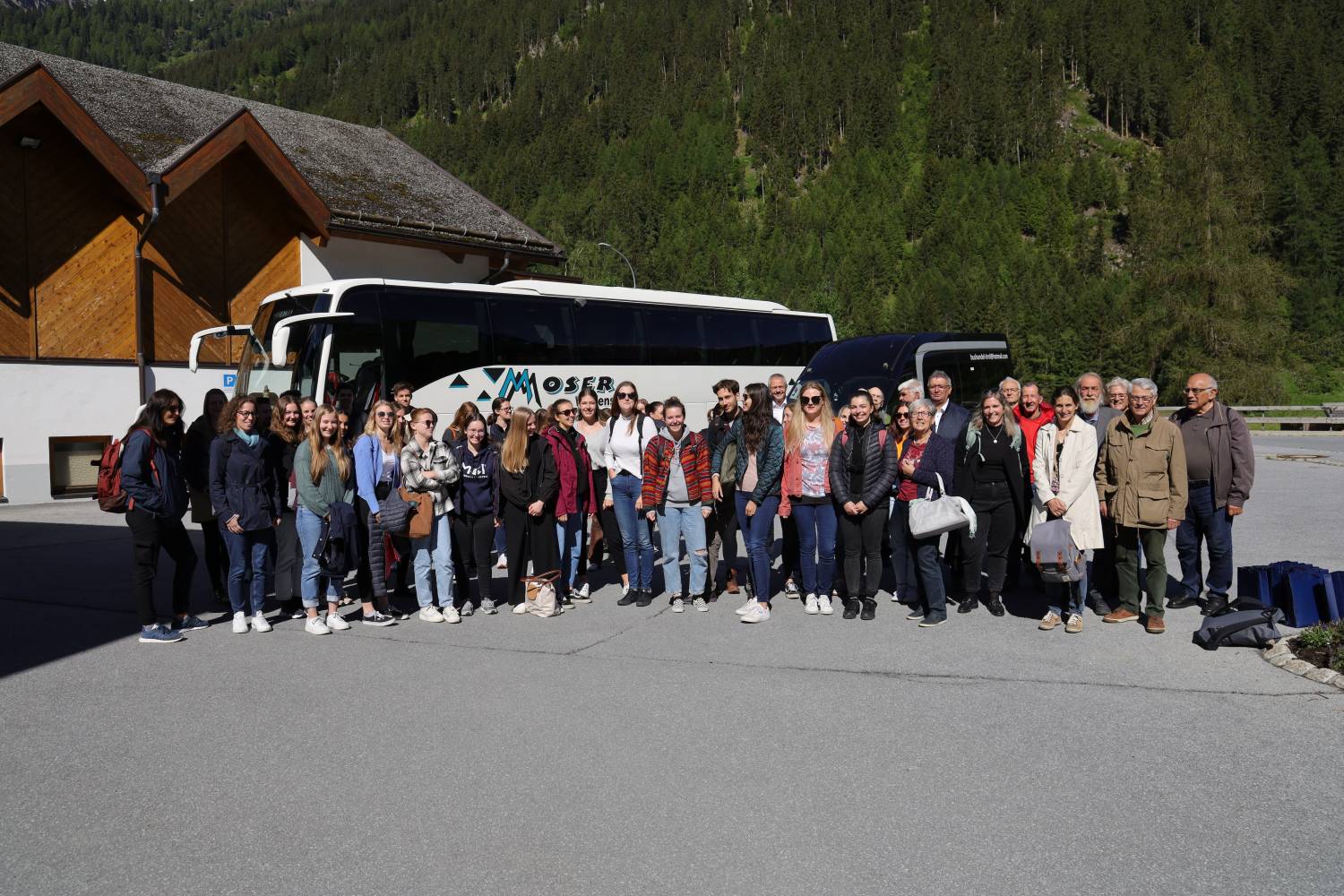 <p>Studierende im 4. Semester und Alt-MandatarInnen bei der Exkursion ins Kaunertal. Foto: MCI/Harner</p>