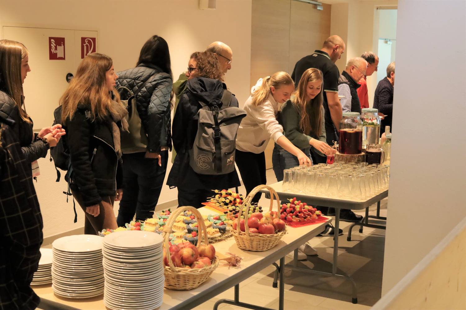 <p>Lunch break with regional buffet from local farmers. Photo: MCI/Harner.</p>