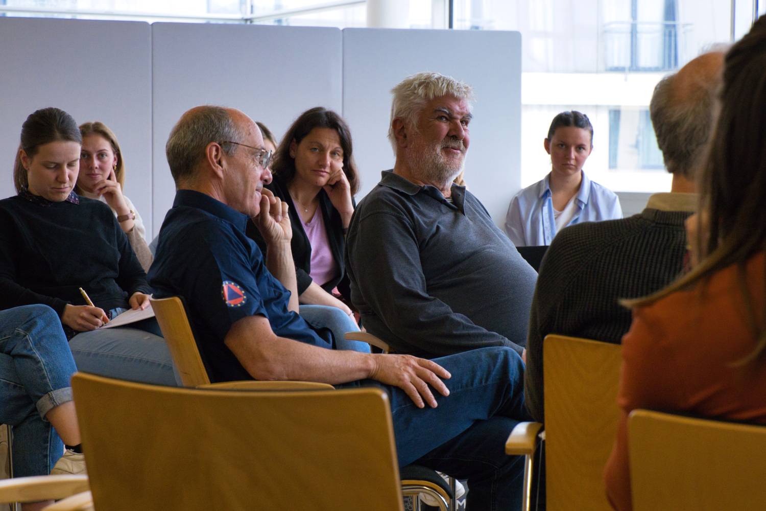 <p>Bernd Noggler & Lothar Müller diskutieren mit NSGM-Studierenden beim MCI Philosophicum 2023. ©MCI.</p>