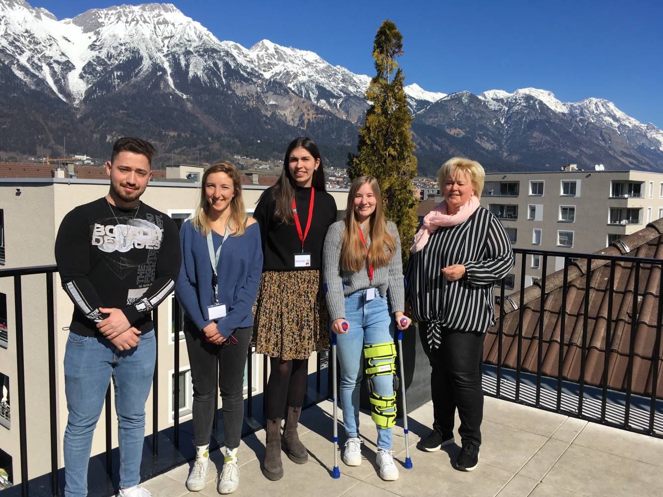 <p>Students of the project group with Gerda Embacher, Quality Management NEUE HEIMAT TIROL. Photo: MCI</p>