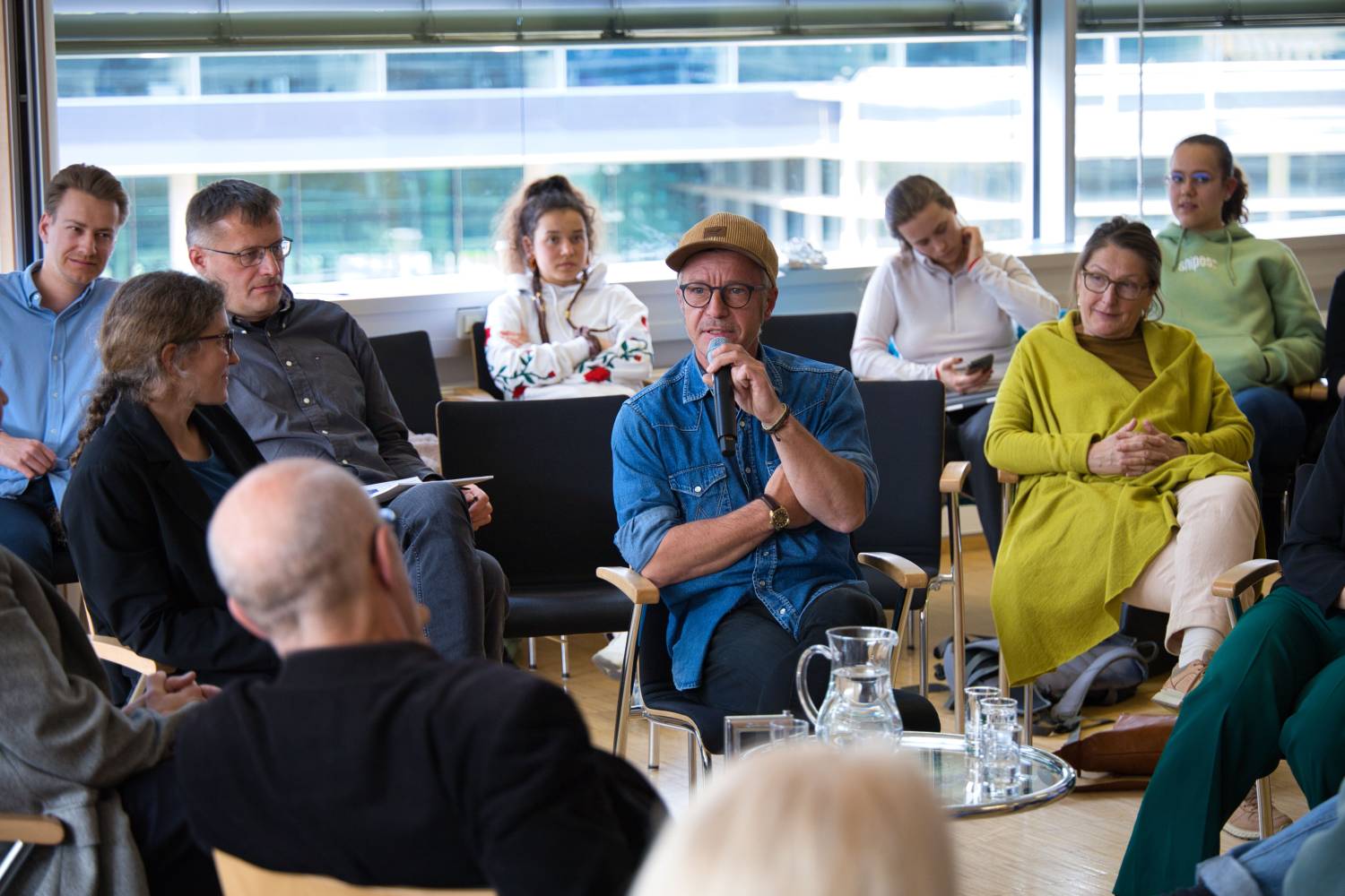 <p>Katharina Geistlinger, representative of the Last Generation, MCI graduate Joachim Fuchs, & former provincial councilor Christine Baur at the MCI Philosophicum. ©MCI/Harner</p>