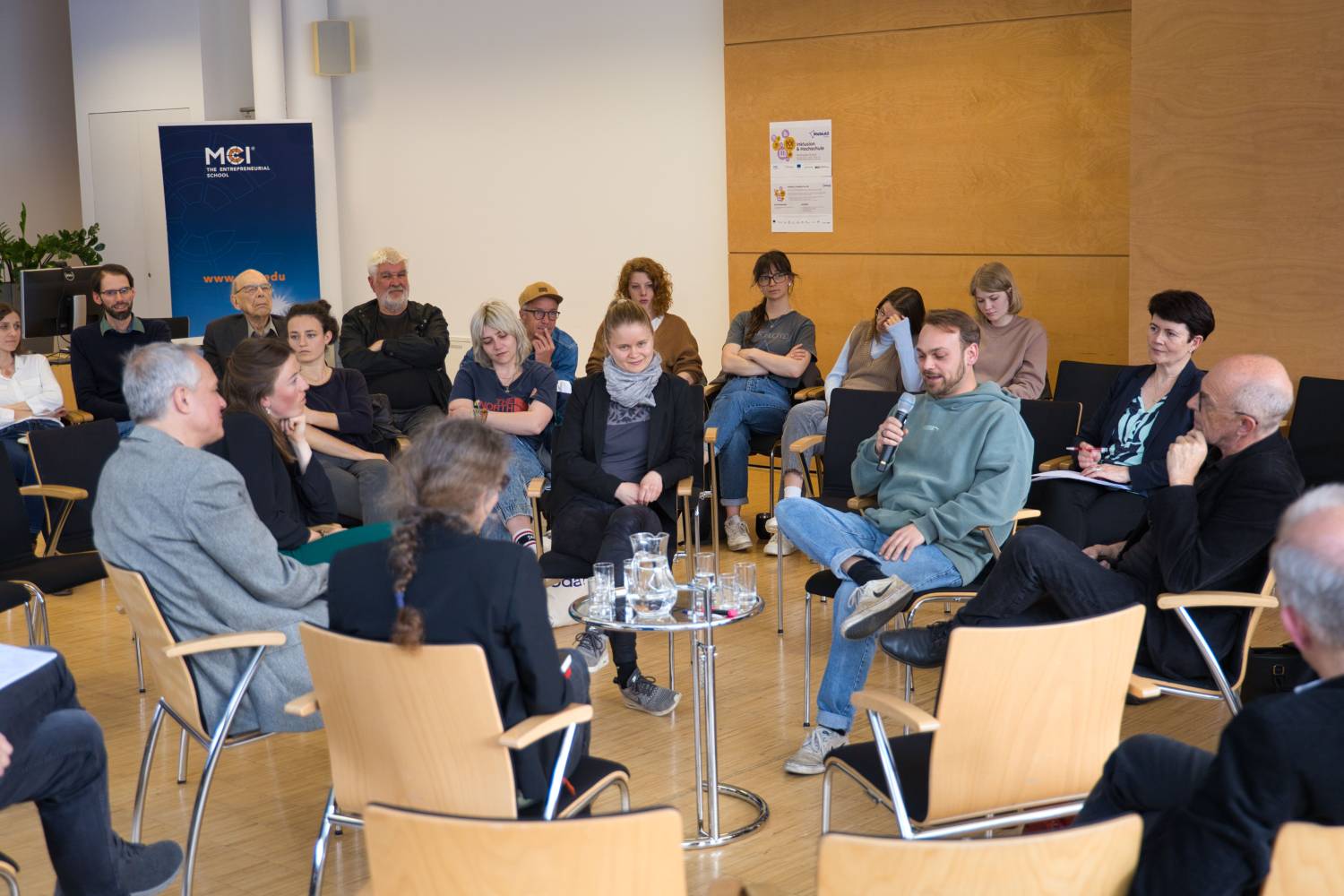 <p>Studierende des Studiengangs Nonprofit-, Sozial- und Gesundheitsmanagement bei der Diskussion.©MCI/Harner</p>