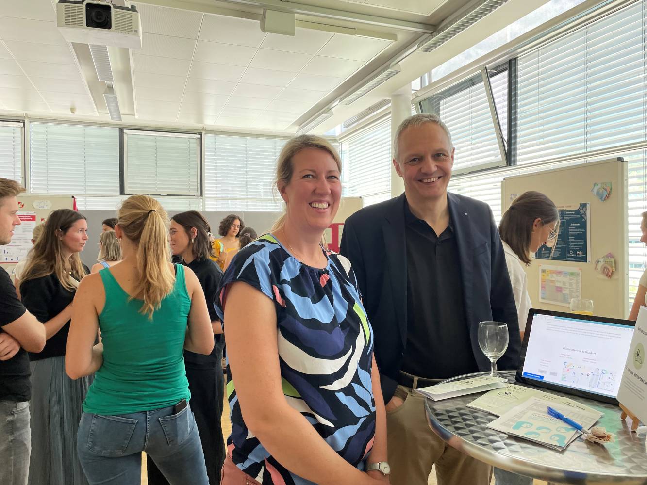 <p>Jolanda Baur, Lehrende im Projektsemester, und Siegfried Walch, Departmentleiter und Lehrender am MCI, beim Besuch der Projektmesse. ©MCI</p>