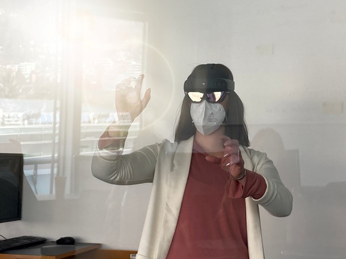 <p>Studierende des Projektteams durften die Hololens2 ausprobieren und in Augmented Reality eintauchen. Foto: MCI/Andrea Planatscher</p>