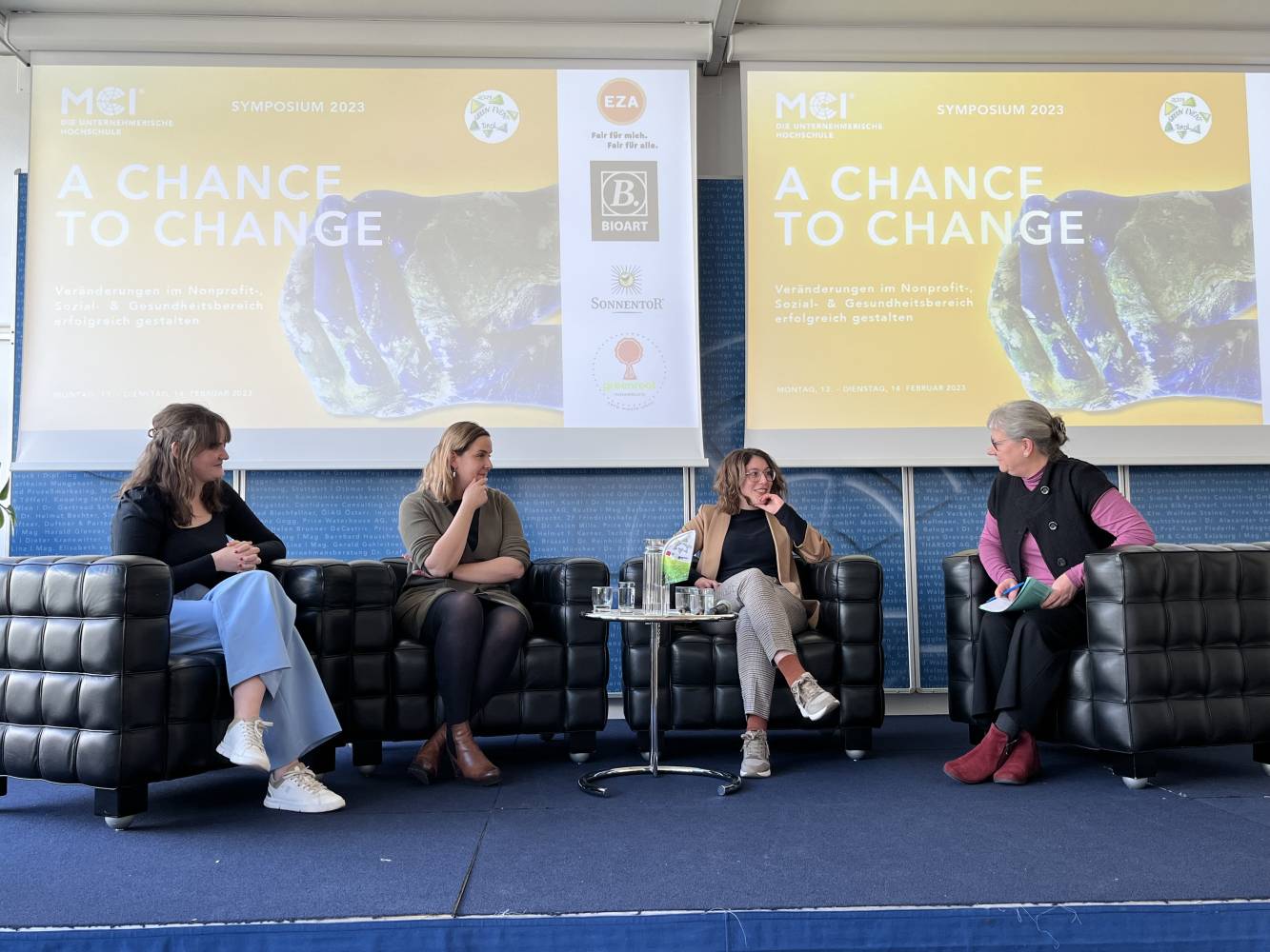 <p>Podiumsdiskussion mit (v.l.n.r.) Lea Weichenberger, Magdalena Vorauer & Magdalena Posch, moderiert von Margit Schäfer (rechts). Foto: MCI.</p>