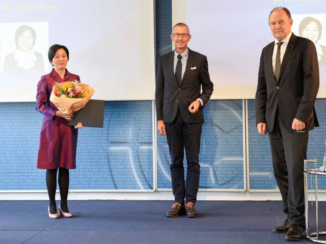 <p>MCI Associate Professor Dr. Wei Manske-Wang, Rector Andreas Altmann and head of the academic council Franz Pegger. Photocredit: MCI</p>